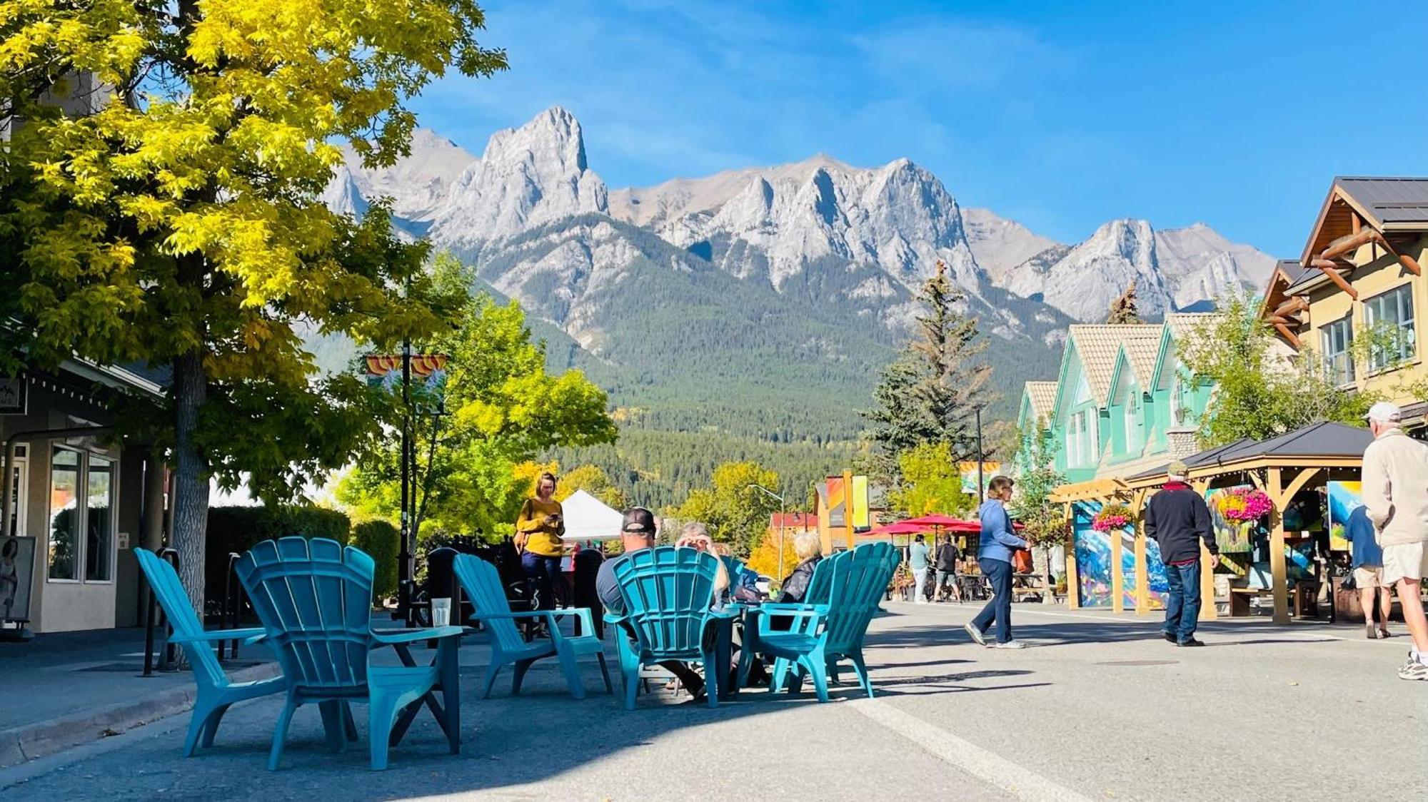 Unit #204 Cozy Mountain View 2Br In Canmore Downtown Appartement Buitenkant foto